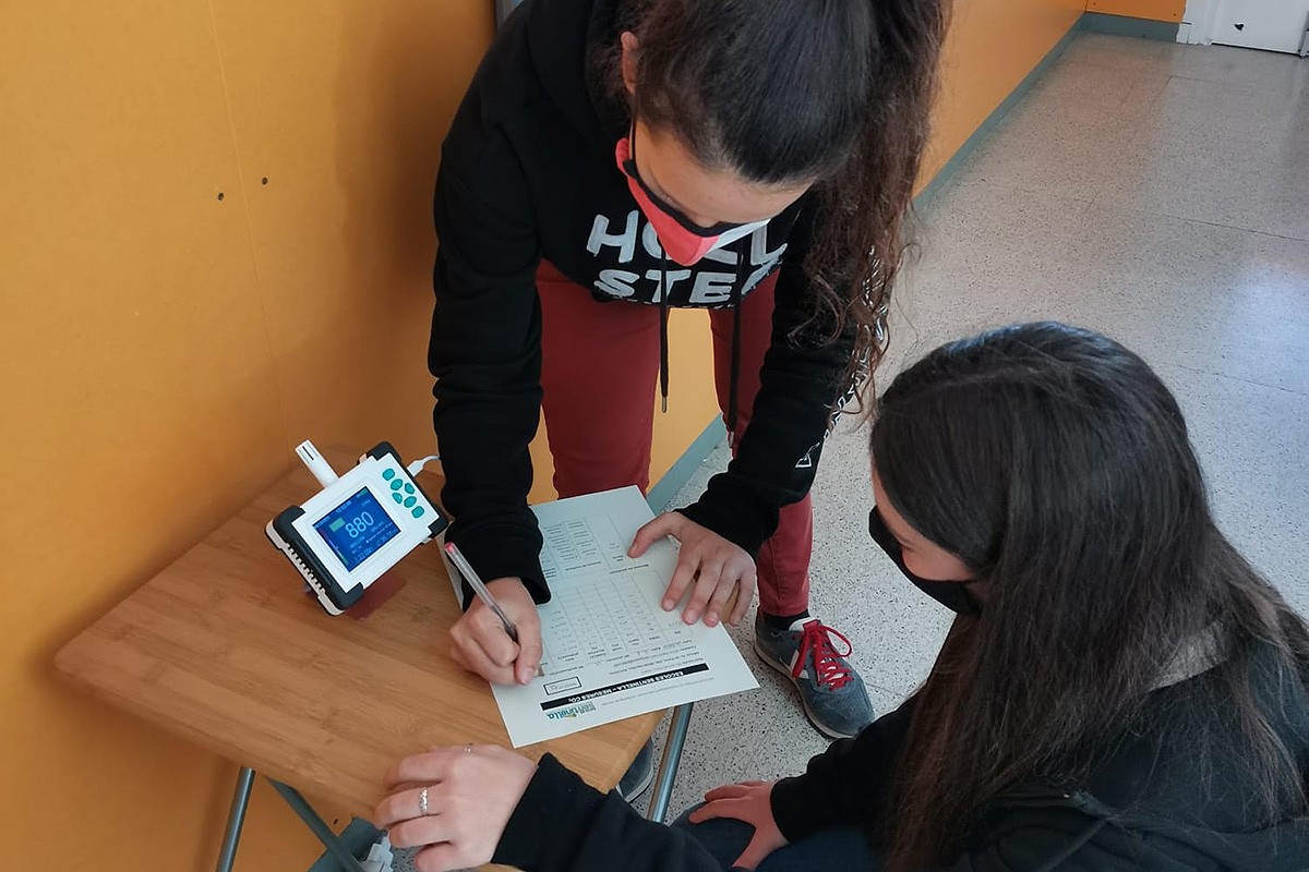 Dues alumnes de l'Institut Antoni Pous mesurant anotant les condicions ambientals de l'aula.