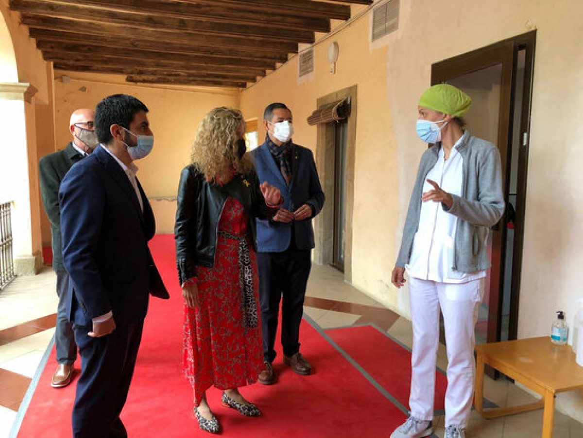 El conseller, Chakir el Homrani, visitant les obres de reforma de la residència Mas Vell d'Agramunt