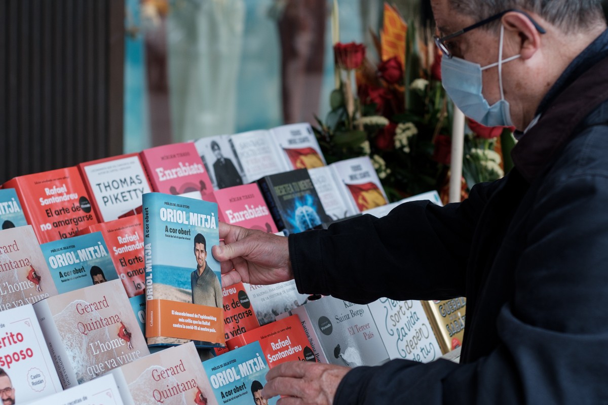 Una paradeta de llibres al centre de Barcelona, el passat Sant Jordi