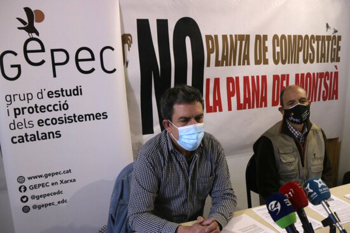 Pla mitjà del portaveu veïnal, Enric Lange, i el representant del GEPEC, Ximo Estellé, durant una compareixença per informar sobre la consulta sobre la planta de compostatge a Santa Bàrbara