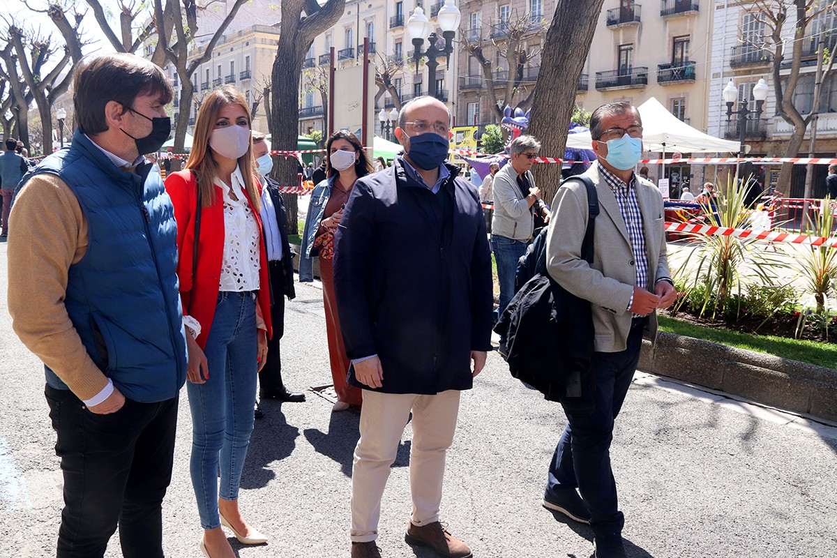 El líder del PPC, Alejandro Fernández, acompanyat de membres de la formació local, passejant per la Rambla Nova durant la Diada de Sant Jordi.