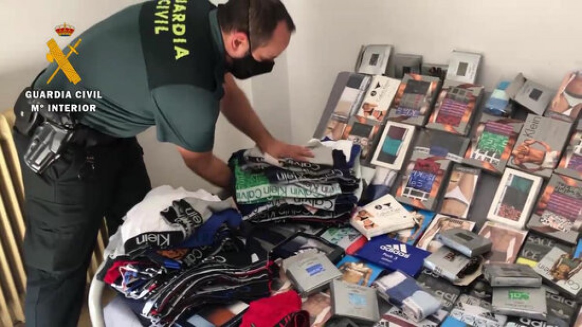 La roba falsificada intervinguda per la Guàrdia Civil al mercat de les Borges Blanques