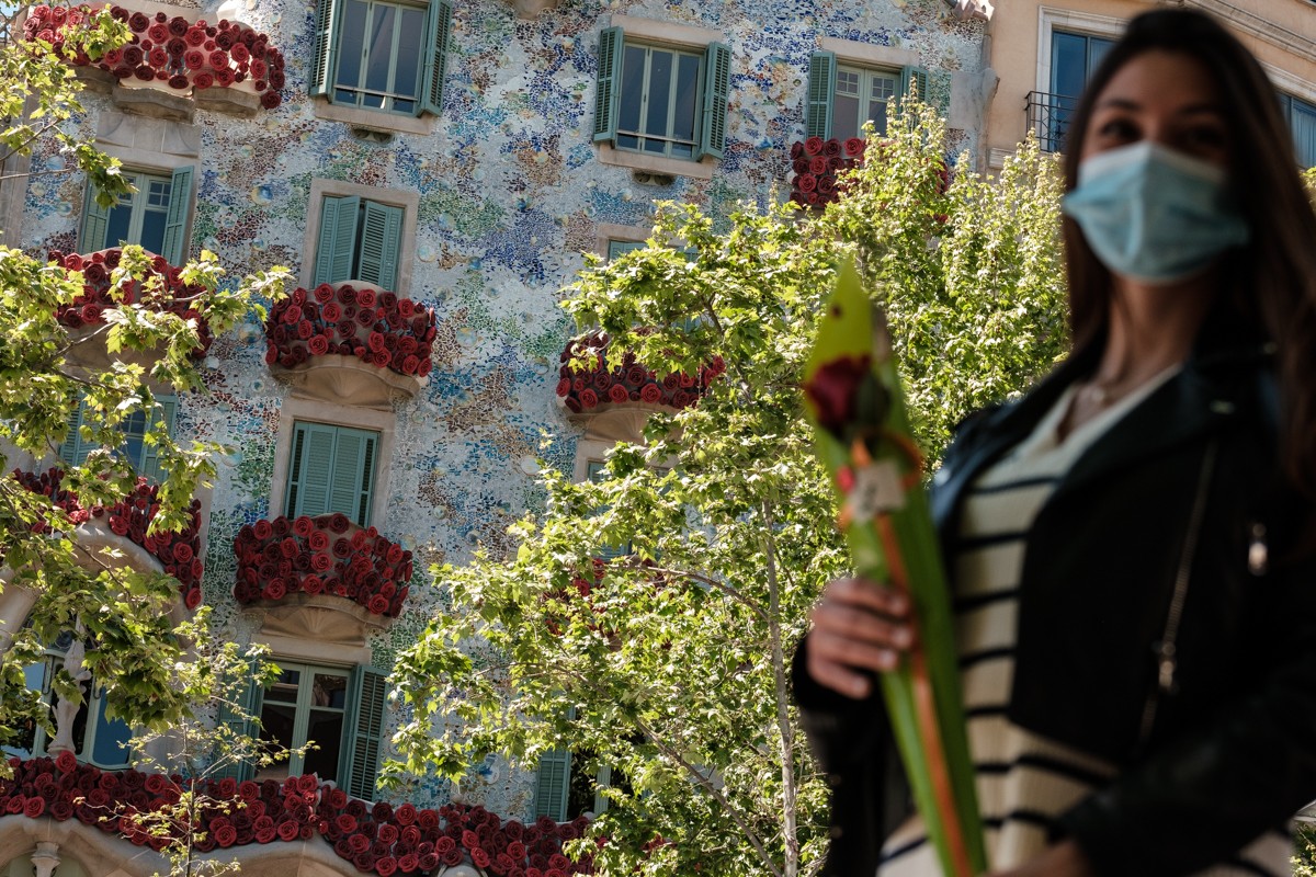 La façana de la Casa Batlló, decorada per Sant Jordi de l'any passat