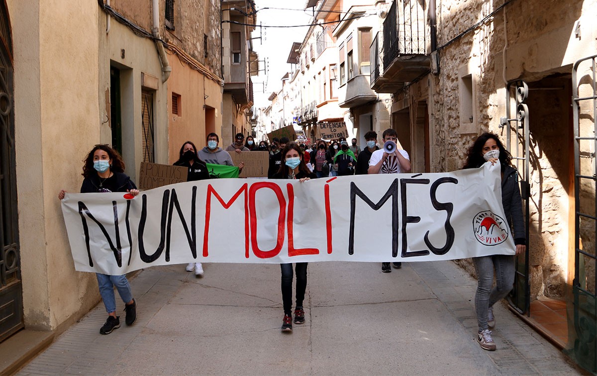 Els manifestants durant la protesta per denunciar la massificació eòlica que patix la Terra Alta als carrers de Vilalba dels Arcs. 