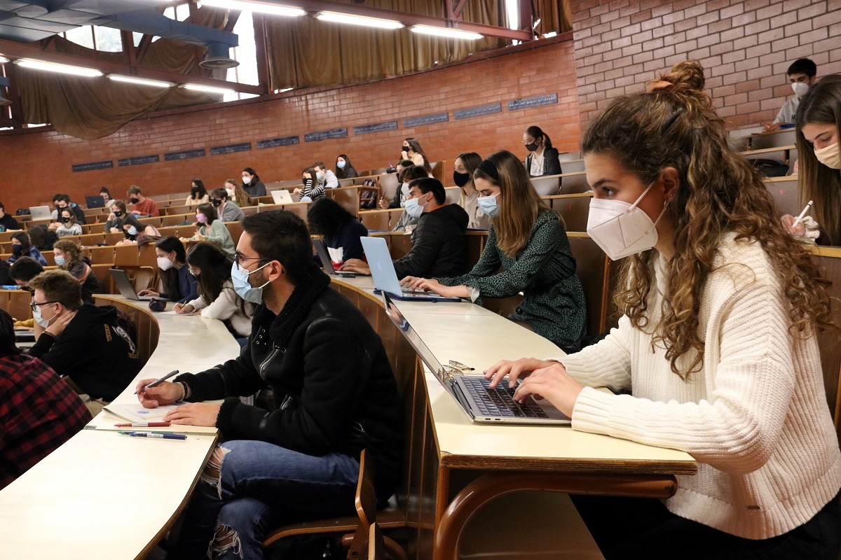Una classe d'alumnes de la Universitat de Barcelona