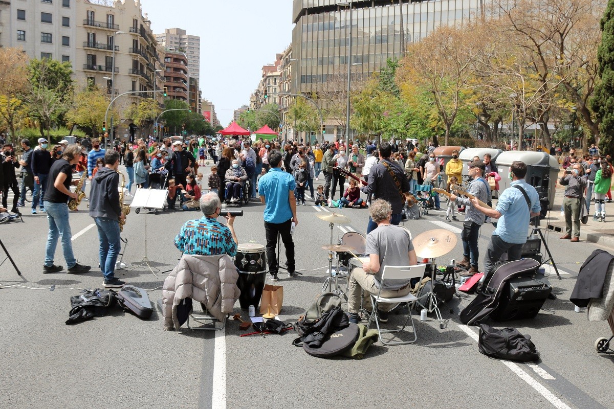 Actuació musical a la plaça Letamendi de Barcelona per tallar el carrer Aragó