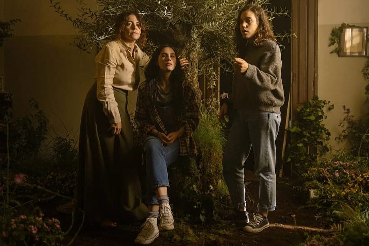 Nora Navas, Clàudia Pons i Mireia Noguera durant el rodatge de «Nunca te dejé sola»