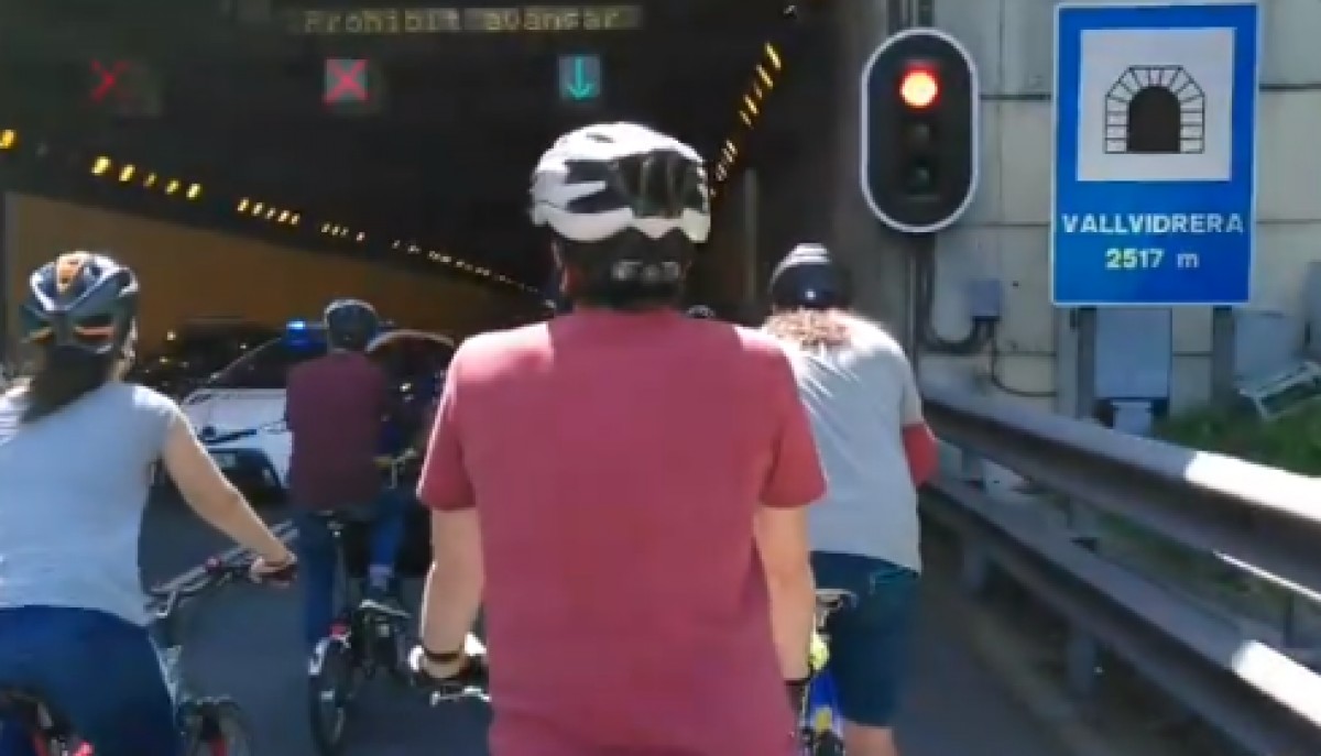 Els ciclistes entrant pels Túnels de Vallvidrera