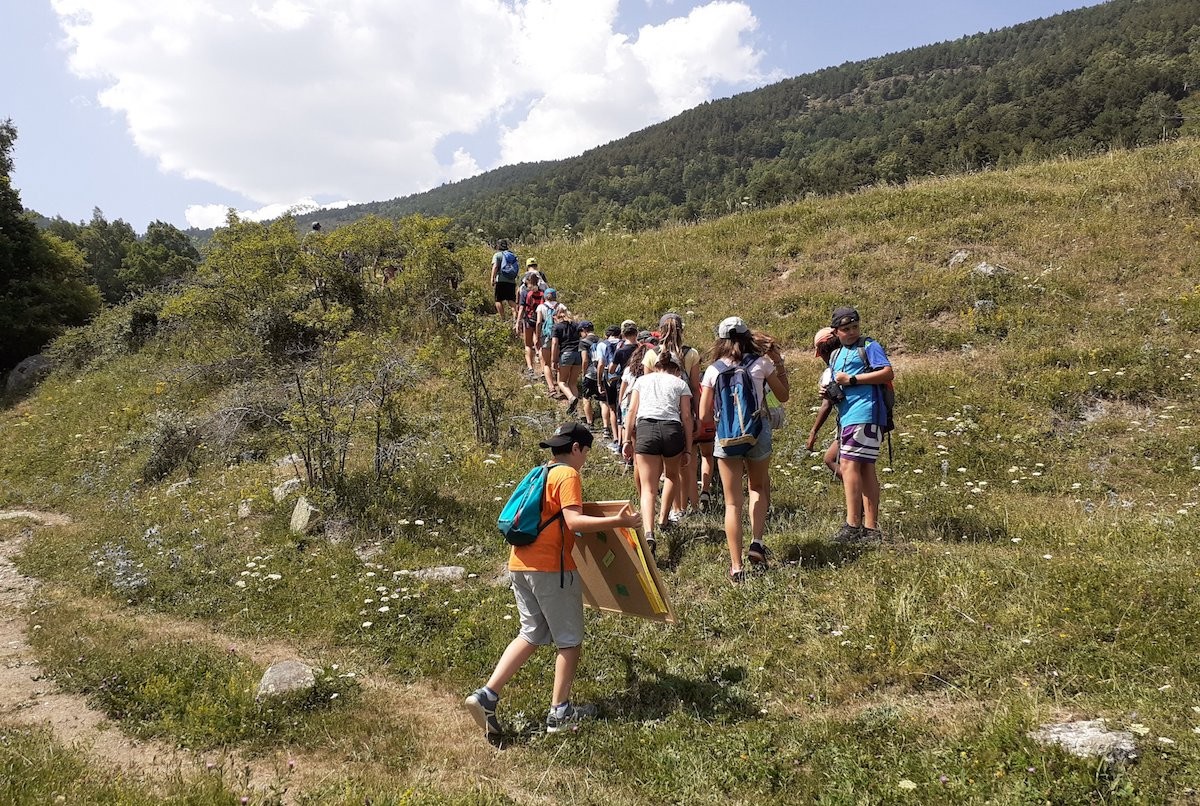 Joves participant en un camp de treball al Pirineu