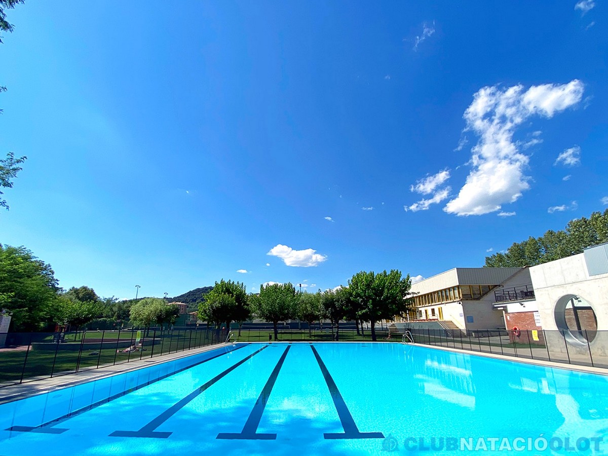 La piscina exterior del Club Natació Olot ja és a punt per a l'estiu.