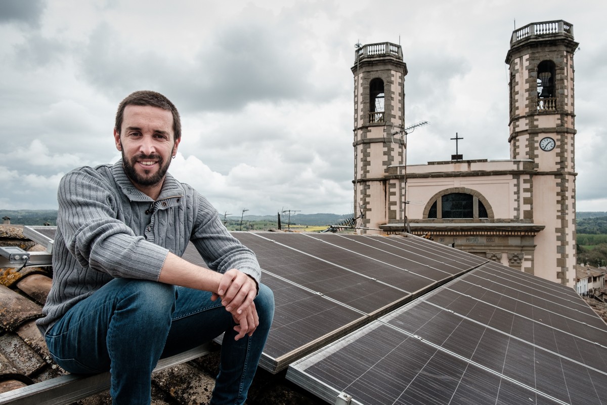 Gil Salvans a la instal·lació fotovoltaica de la teulada de l'Ajuntament d'Olost