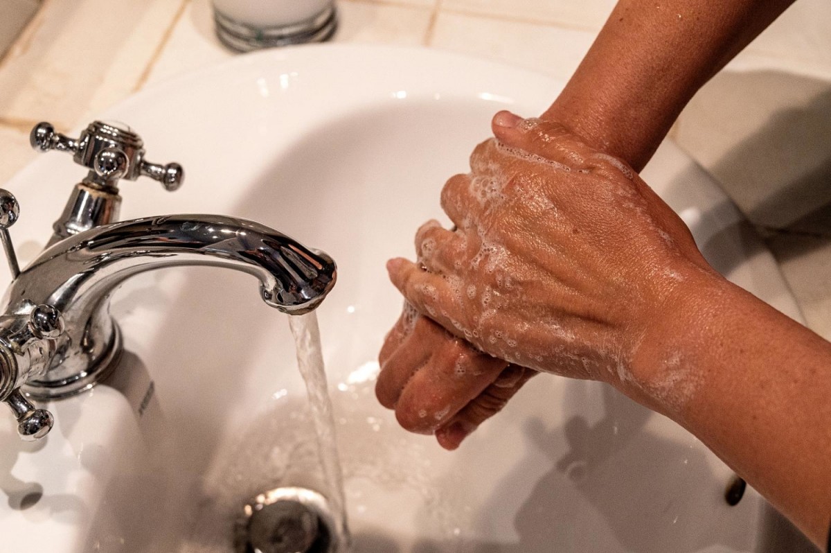 Una persona es renta les mans