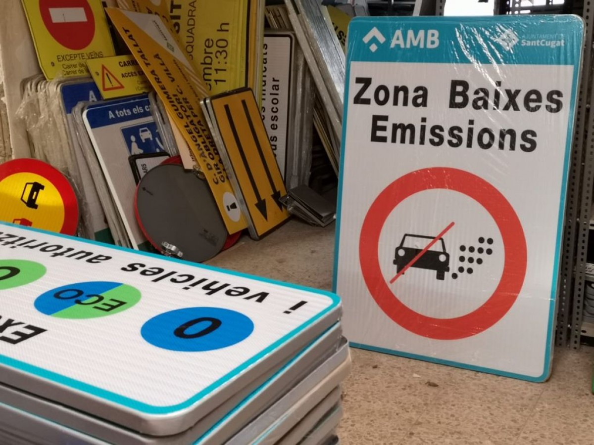Un cartell de la Zona de Baixes Emissions