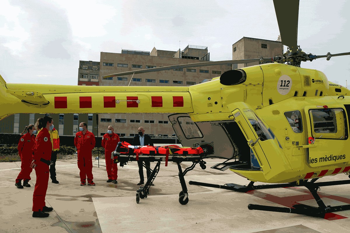 L'equip de l'helicòpter medicalitzat del SEM, durant un acte a l'heliport de l'hospital Joan XXIII de Tarragona.