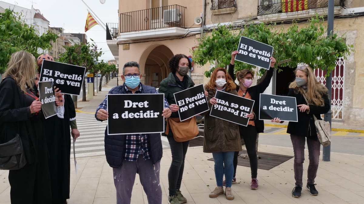Protesta silenciosa de les entitats contra la massificació eòlica al Perelló