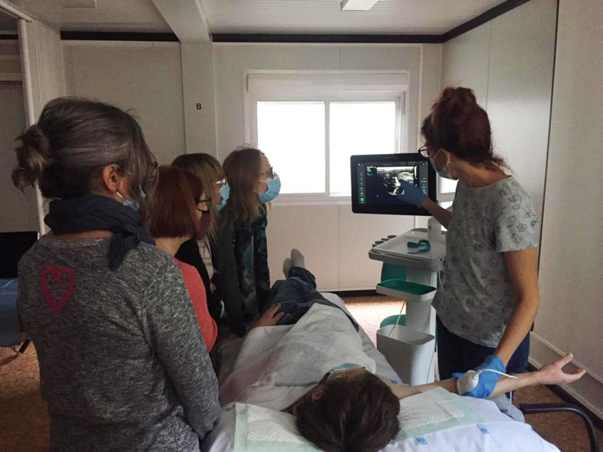 Un grup d'infermeres de l'Hospital de Sant Celoni fent una pràctica del curs