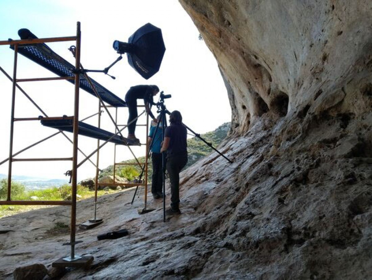 Pla general d'especialistes treballant en el projecte d'estudi i recuperació de les pintures rupestres de l'abric IV de l'ermita d'Ulldecona. 