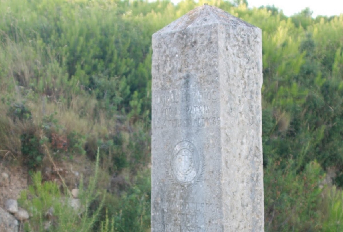 El monòlit situat en un tram del camí d'Albons de la ruta que va al Puig Segalar
