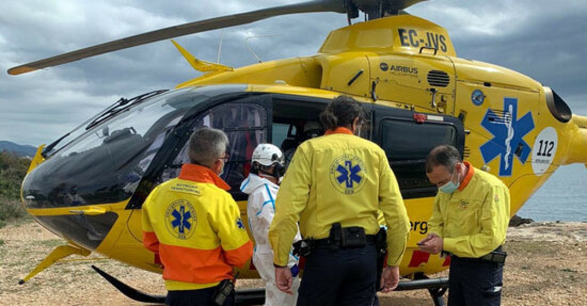  Pla general de tècnics del SEM davant d'un helicòpter medicalitzat 