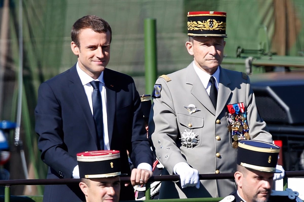 El general François Lecointre, al costat de Macron, en imatge d'arxiu