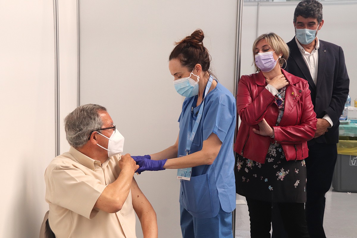 La consellera de Salut, Alba Vergés, mirant com administren una vacuna