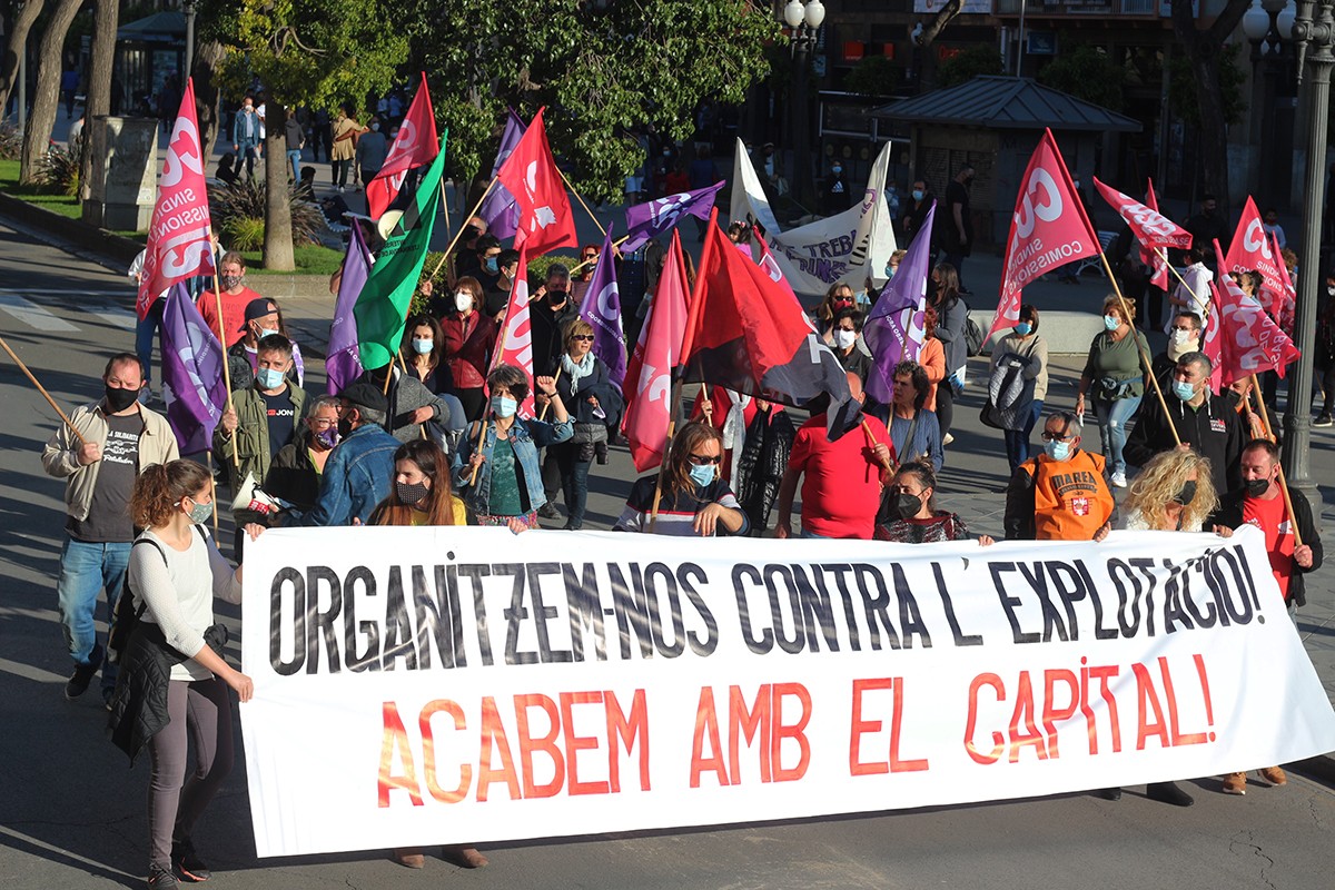 La capçalera de la manifestació anticapitalista de l'1 de maig a Tarragona.