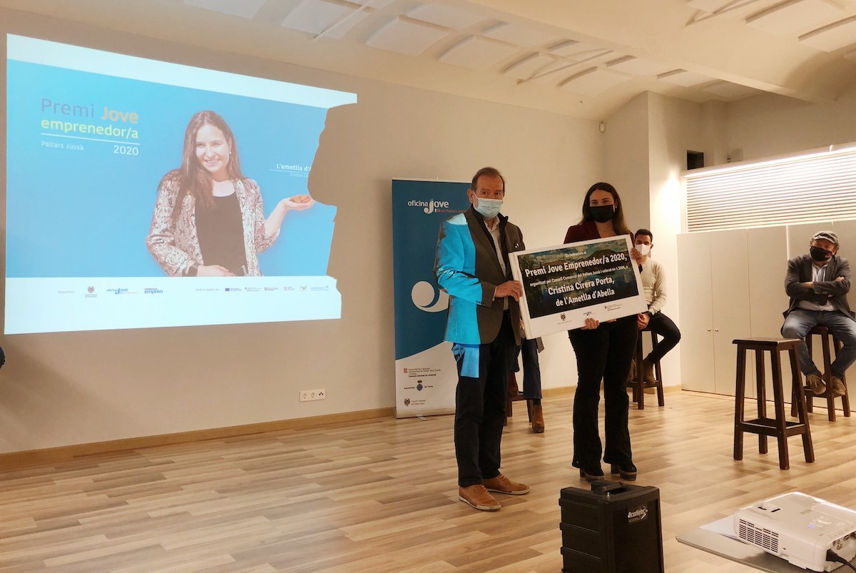 El president comarcal, Josep Maria Mullol, fent entrega del premi a Cristina Cirera