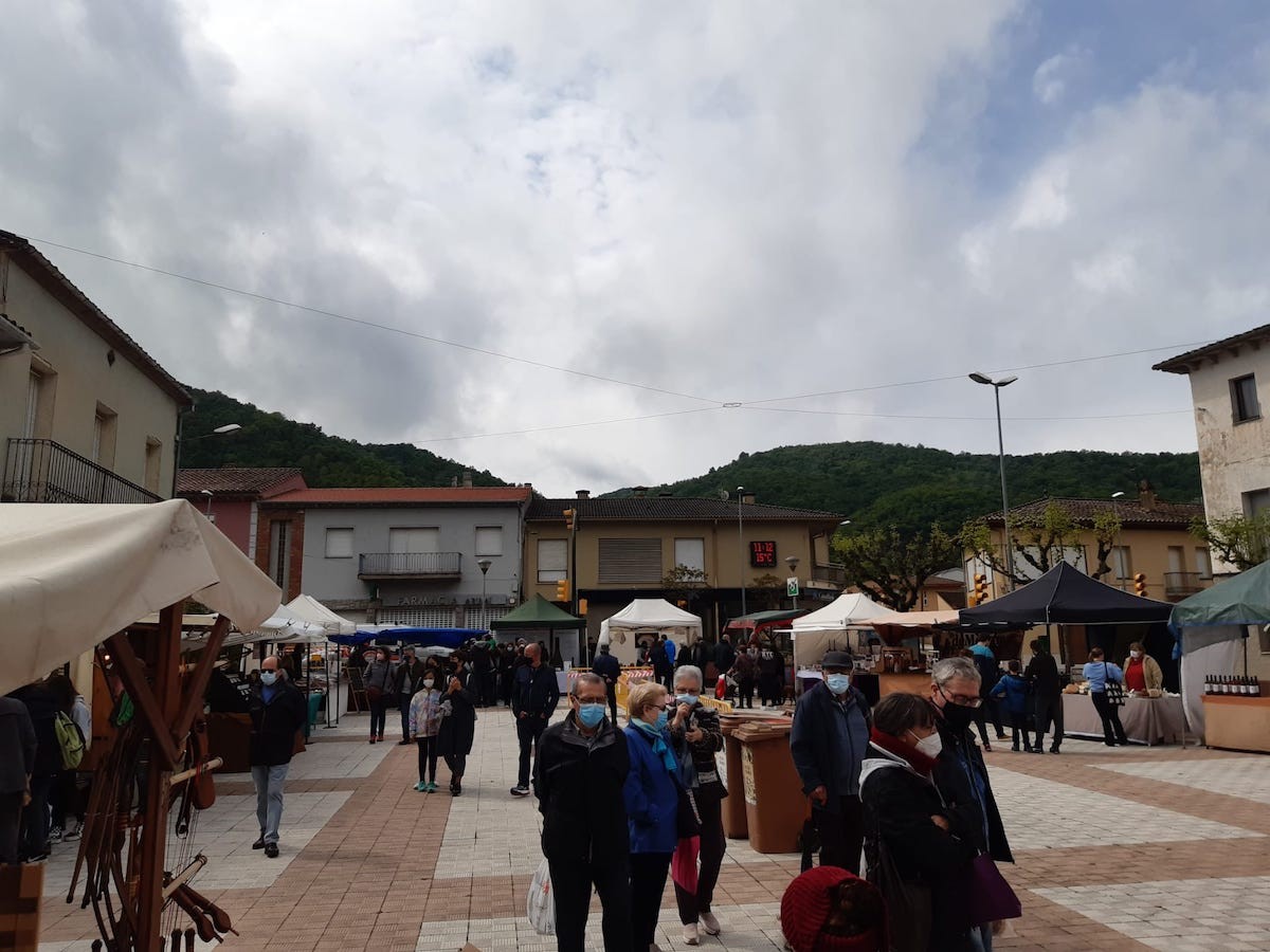 La plaça Major de Sant Joan les Fonts durant la celebració del mercat.