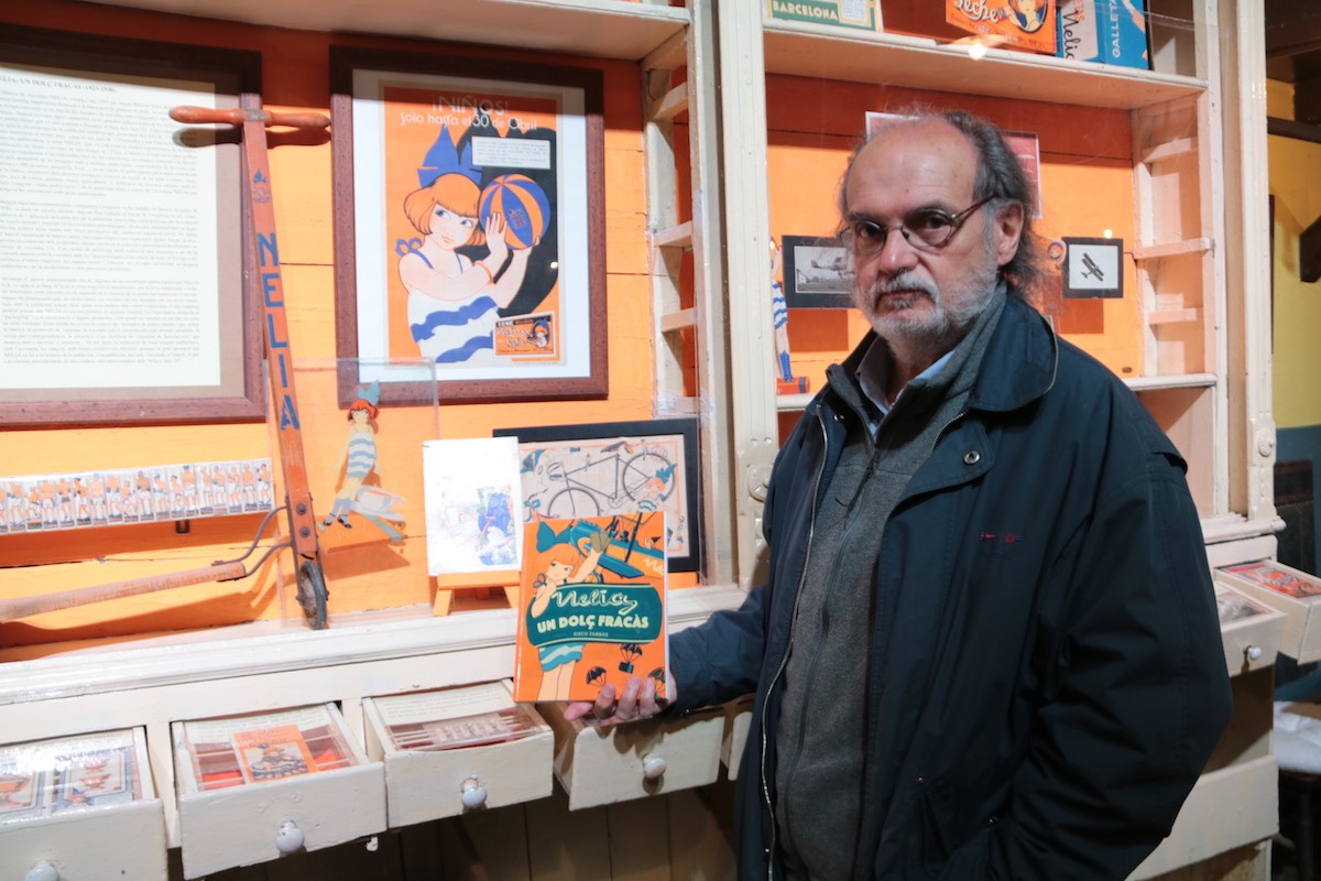 Sisco Farràs mostra davant l’exposició el llibre ‘Nelia, un dolç fracàs’