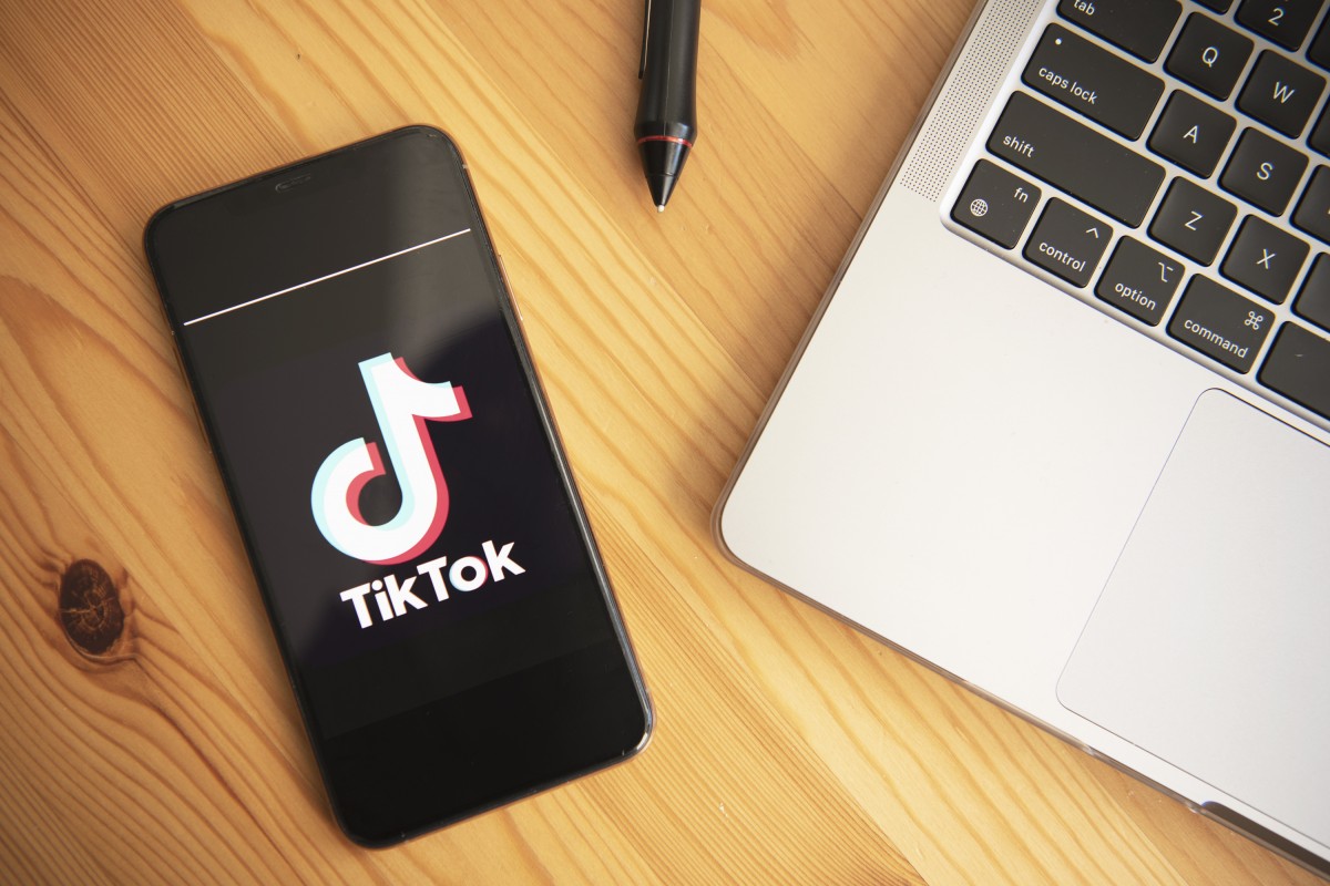 Un dispositiu amb la pantalla d'inici de TikTok.