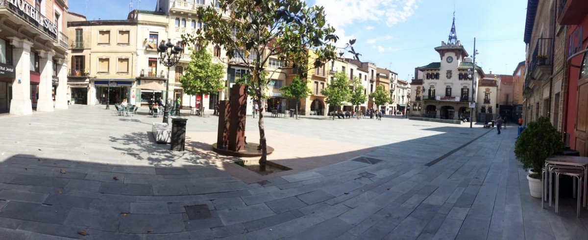 Plaça de la Vila amb l'Ajuntament de Sant Celoni al fons
