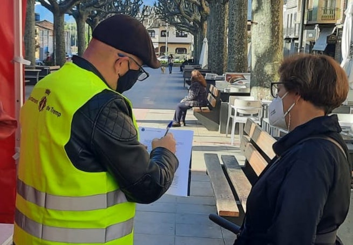 Una veïna de Tremp participant a la consulta a la rambla Doctor Pearson