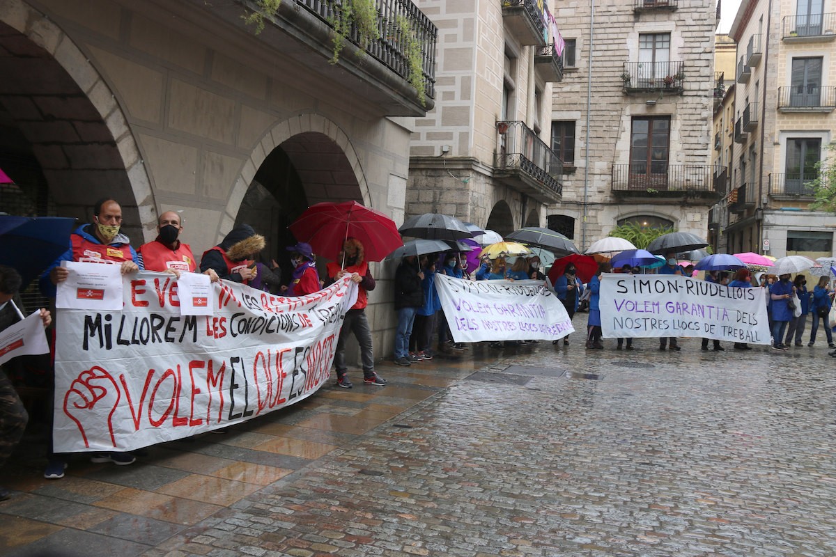 Treballadors de Simon durant una manifestació a la plaça del Vi de Girona el passat Primer de Maig.