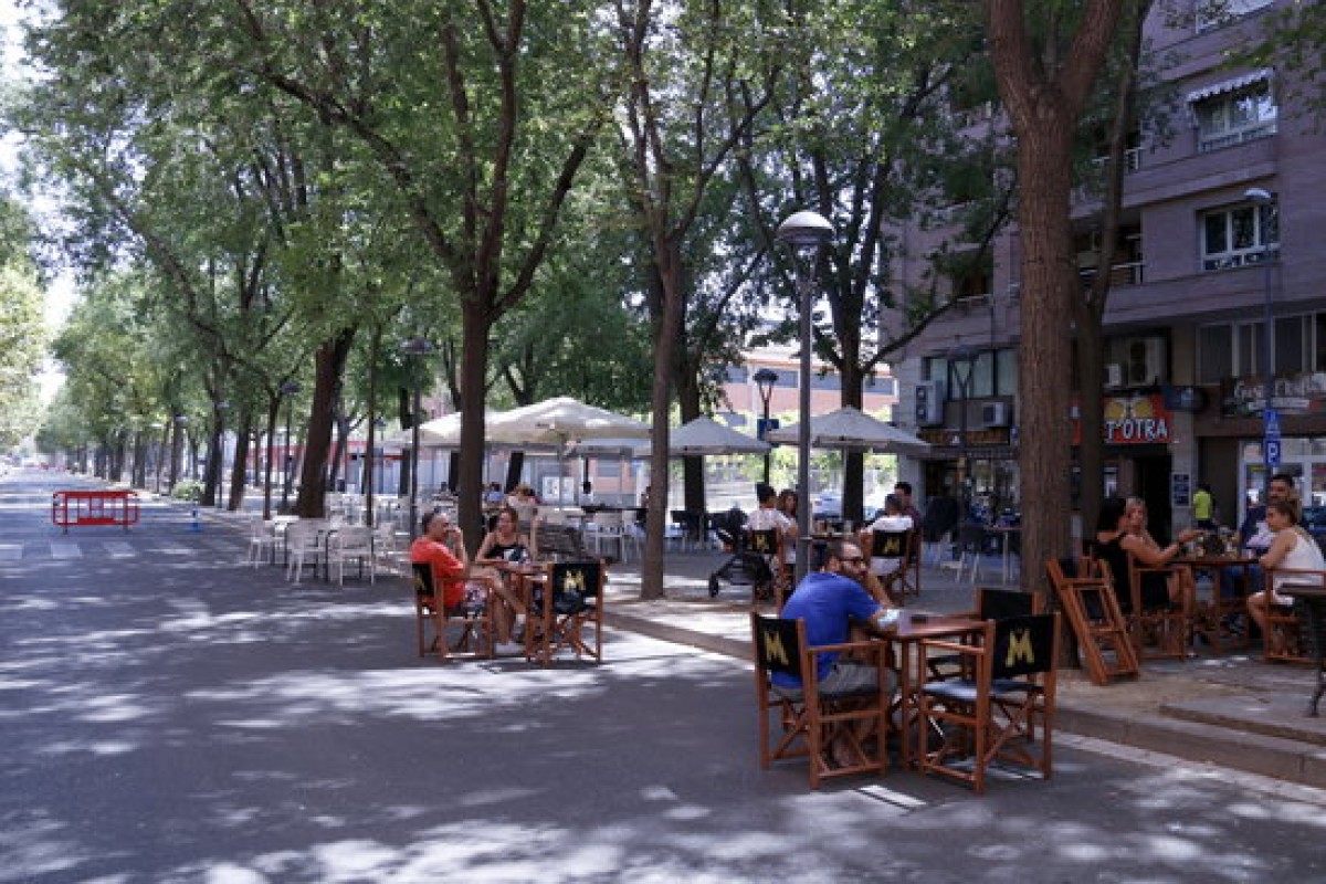 Veïns de Lleida asseguts a la terrassa d'un bar 
