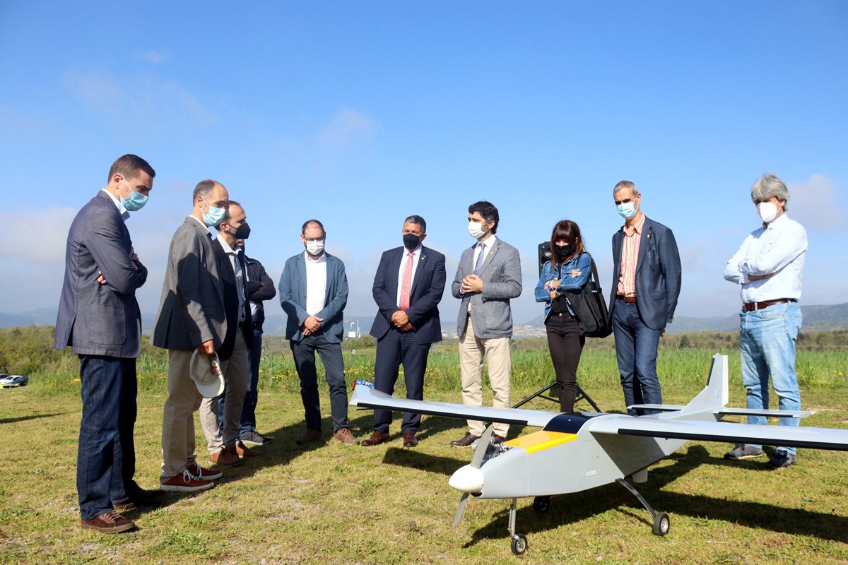 Els consellers Puigneró i Sàmper escolten les explicacions sobre el nou dron desenvolupat a Moià