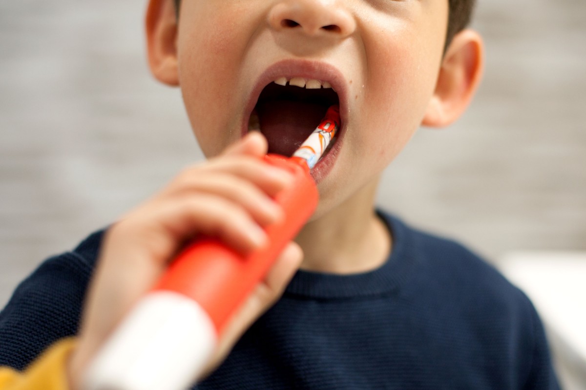 Un nen raspallant-se les dents