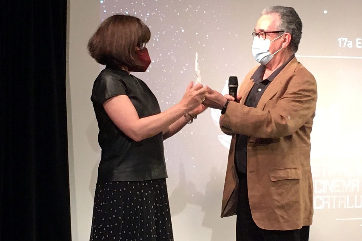 Ferran Reñé lliura el Premi d'Honor del Clam a Judith Colell