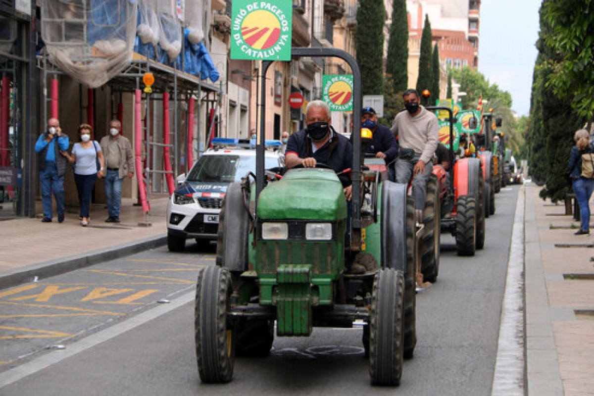 Els pagesos que han recorregut amb els tractors els carrers de Reus durant la protesta