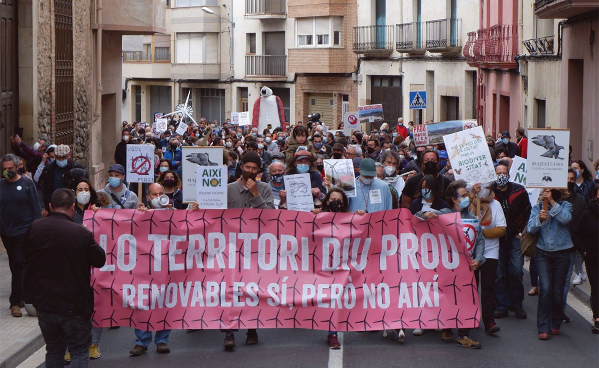 Els manifestants, amb una pancarta amb el lema Lo territori diu prou, pels carrers de Gandesa.