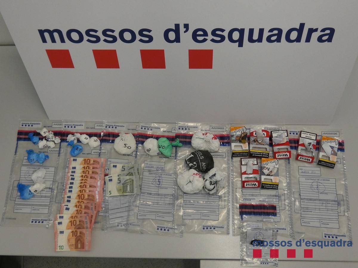La droga i els materials requisats al detingut de Móra d'Ebre.