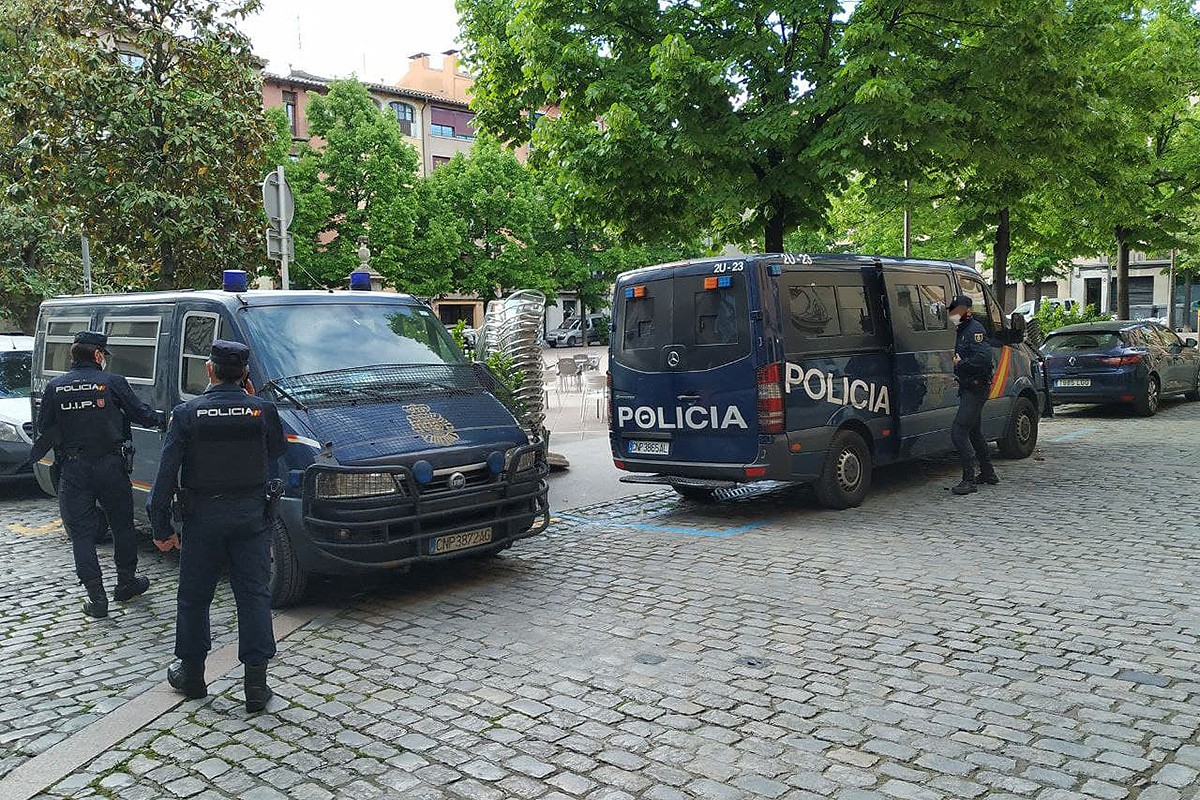 Dues furgonetes de la Policia Nacional, aparcades a la plaça dels Màrtirs de Vic, aquest dimarts al matí