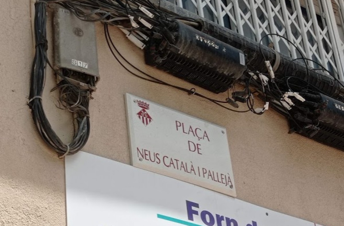 La placa de la nova plaça Neus Català i Pallejà