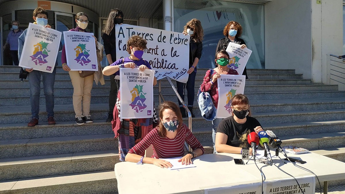 Roda de premsa per demanar l'avortament públic de l'Assemblea Vaga Feminista, a Tortosa.