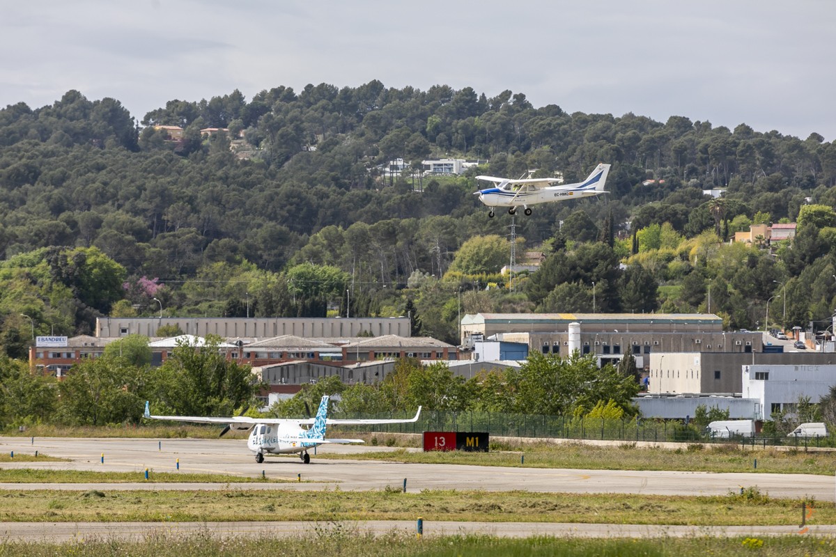 Dues avionetes a l'aeroport de Sabadell 