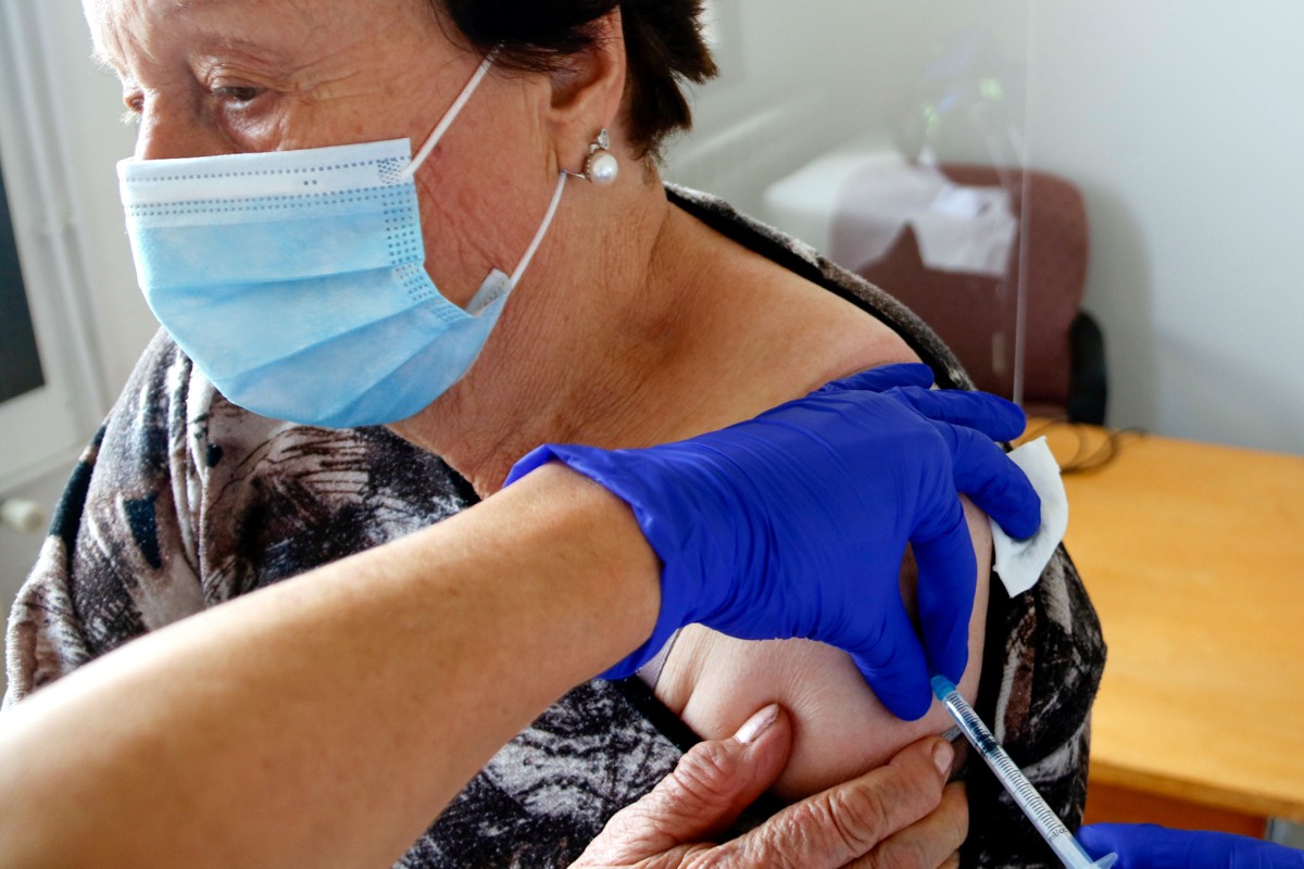 Una dona vacunant-se contra la Covid-19