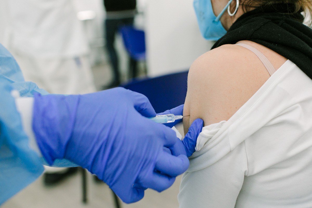 Una dona vacunant-se contra la Covid-19