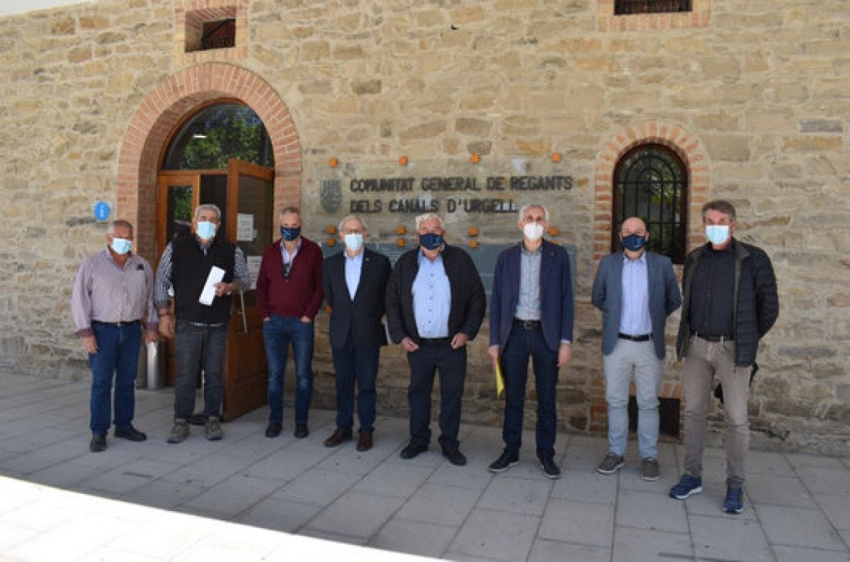 Regants del Canal d'Urgell i l'IRTA firmant el conveni