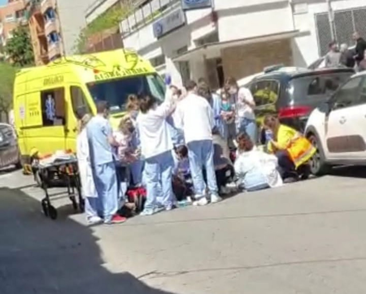 El SEM atèn el ferit al carrer Prat de la Riba