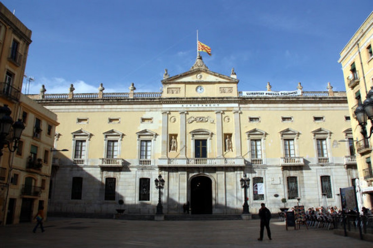 La façana de l'Ajuntament de Tarragona, amb la bandera la ciutat onejant a mig pal