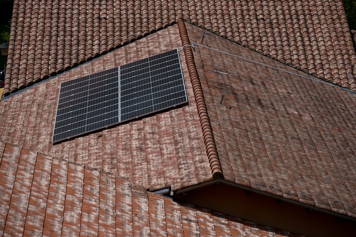 Unes plaques solars en una teulada